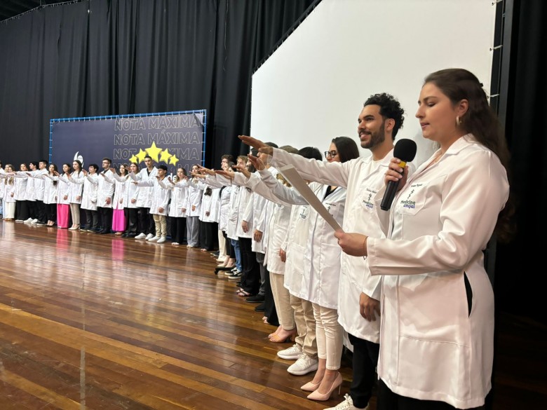 arquivos/tinyMCE4/admmogly/curso-de-medicina-promove-aula-inaugural e-cerimonia-de-entrega-de-jalecos-aos-novos-estudantes/jalecos07.jpeg